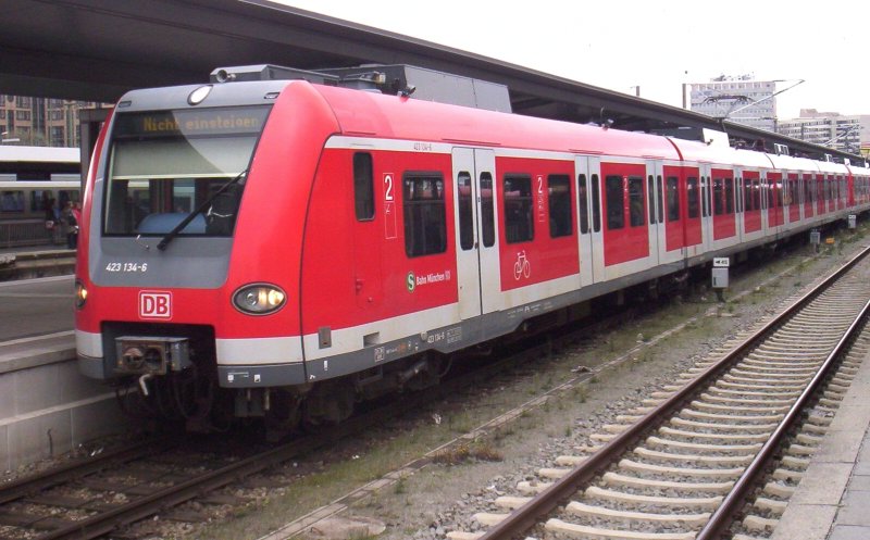 423 134/634 und ein weiterer kamen am 24.03.2007 als S1 am Ostbahnhof an und warten auf die fahrt in die Abstellanlage. Der TF hat das FIS schon auf  Nicht Einsteigen  gewechselt.