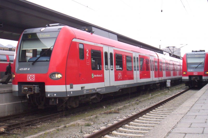 423 137/637 wartet im Ostbahnhof auf die Weiterfahrt nach Erding als S2. 24.03.2007