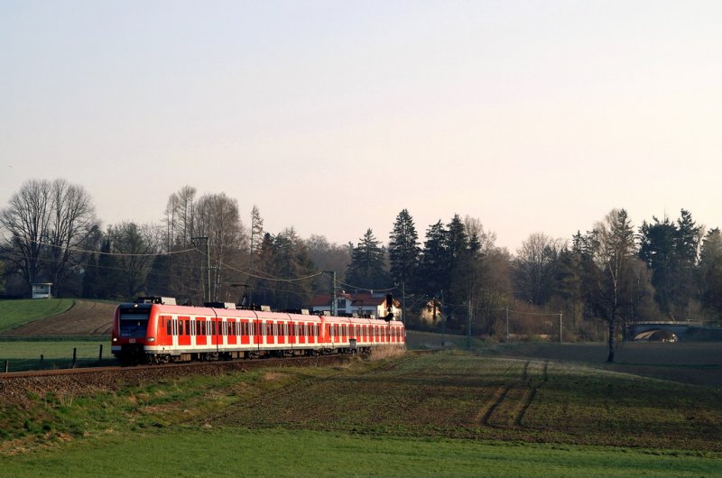 423 143 und 423 083 mit einer S-Bahn nach MWO bei Ebenhausen Schftlarn (11.04.2007)