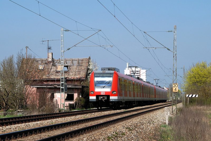 423 153 und 423 088 mit einer S-Bahn zum Ostbahnhof vor Oberschlei�heim (11.04.2007)