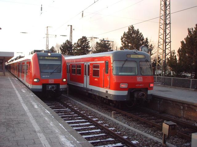 423 177 steht neben 420 185 in Laim.