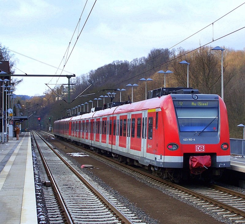 423 192/692 bei seiner Planm��igen Ankunft in Herchen. Nach kurzem Aufenthalt verl�sst er zusammen mit 423 246/746 diesen Bahnhof um sich auf den Weg nach Au(Sieg) zu machen. 14.02.09
