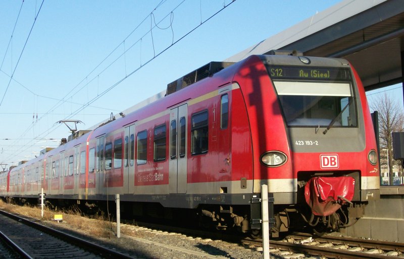 423 193/693 steht kurz vor seiner Abfahrt nach Au(Sieg) als S12 noch im Bf Dren. 04.02.2007