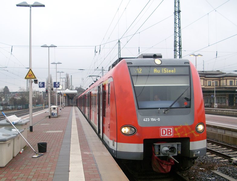 423 194 als S12 nach Au (Sieg) steht abfahrtsbereit in Dren