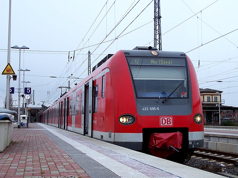 423 195/695  noch  bei leichtem Schnee in D�ren am 01.02.09. S12 nach Au(Sieg)