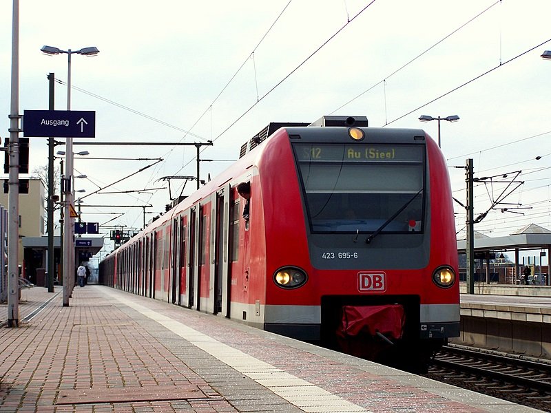 423 195/695 steht mit 423 192/692 abfahrtbereit am 01.02.09 in Horrem an gleis 1 auf dem Weg nach Au(Sieg).