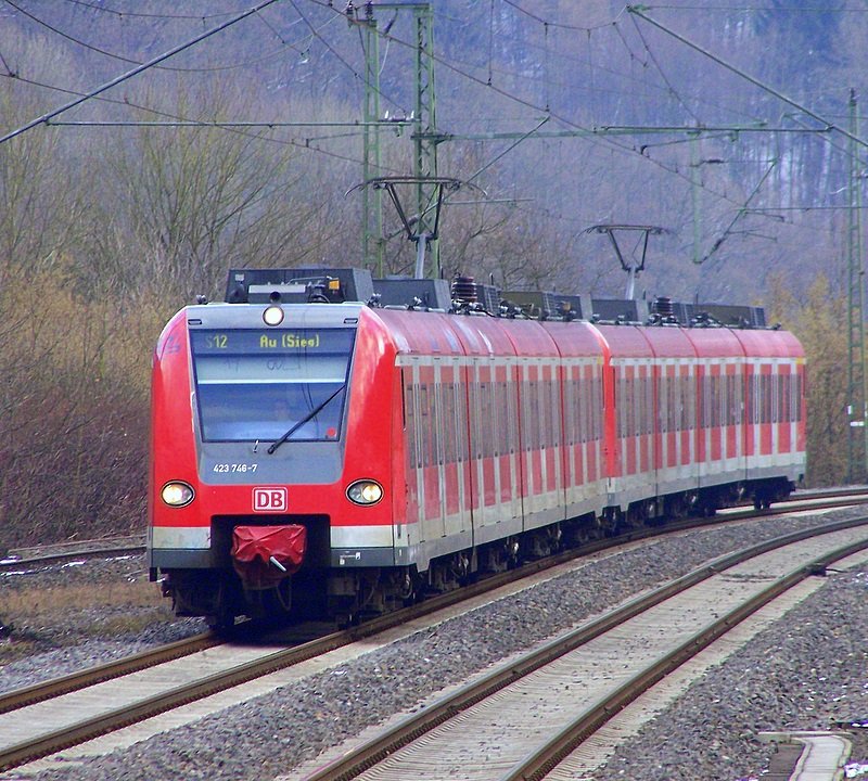 423 246/746 und 423 192/692 haben von D�ren aus schon einen weiten Weg hintersich gelegt und sind nun hier bei der Einfahrt in den Bahnhof Herchen. S12 nach Au(Sieg) am 14.02.09