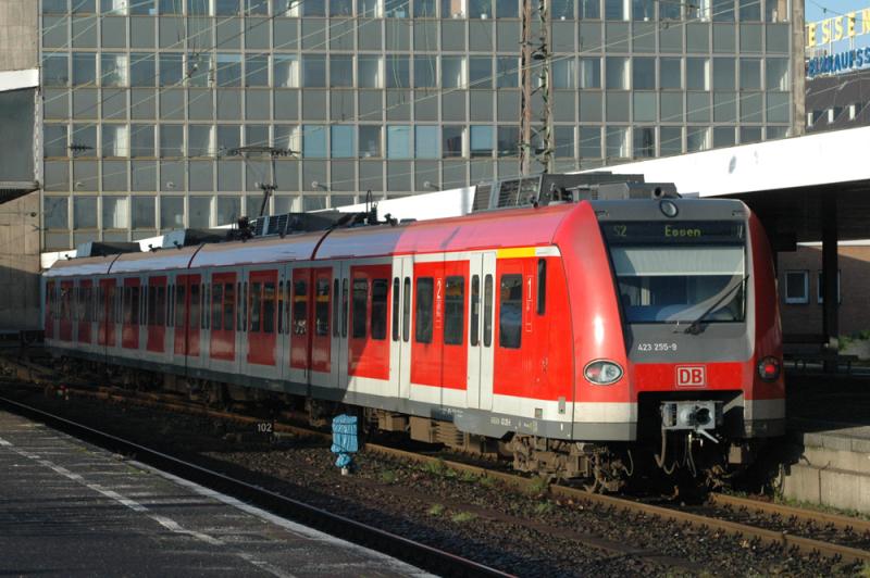 423 255 als S2 eingefahren in Essen Hbf (Endstation), wird in wenigen Augenblicken wieder zurck nach Dortmund fahren.