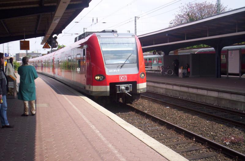 423 262 ist im Sommer 2005 auf der S11 zwischen Dsseldorf und Bergisch Gladbach unterwegs........