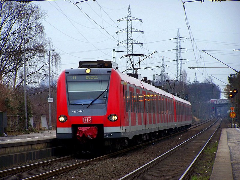 423 263/763 f�hrt zusammen mit 423 297/797 als S11 von D-Wehrhahn kommend in K-Holweide ein. 15.02.09