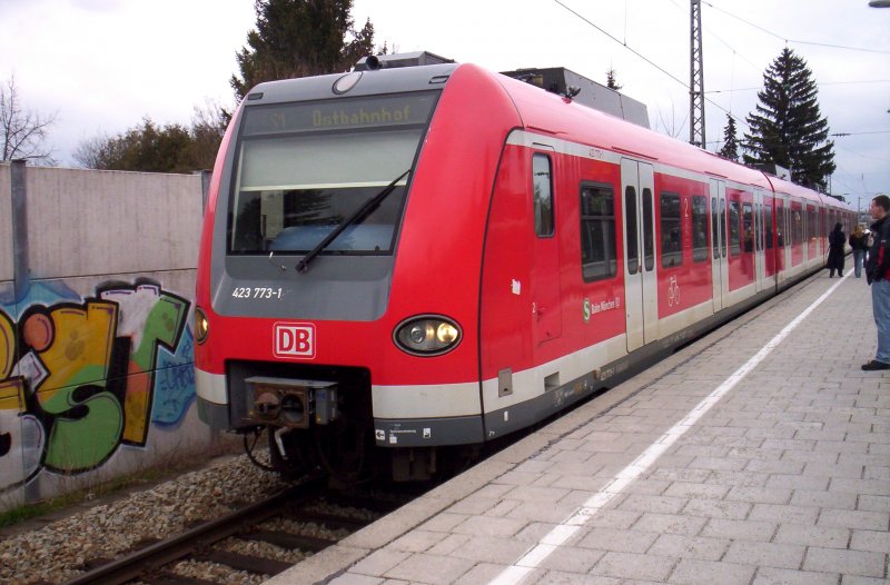 423 273/773 kommt grade aus Freising und koppelt sich nun mit der S1, die grade vom Flughafen kam zusammen, um dann zum Ostbehnhof zu fahren. 24.03.2007