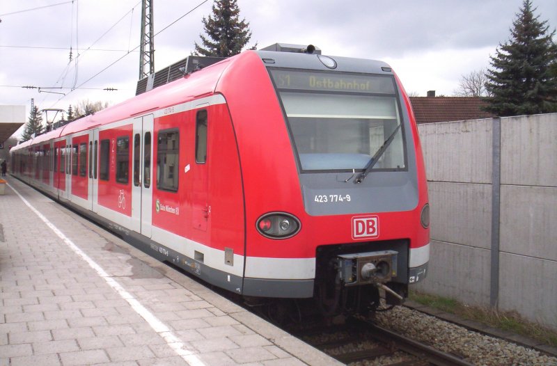 423 274/774 steht in Neufarn und wartet auf die S1 aus Freising. 24.03.2007
