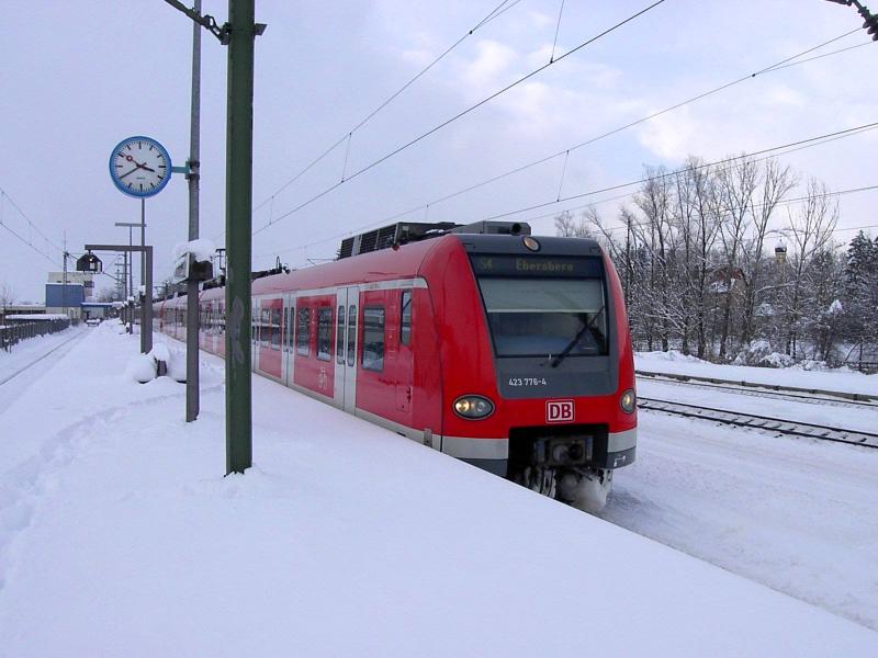 423 276 in tiefverschneiten Mammendorf (Nannhofen). Nicht die Bahnsteigkante ist so hoch, dass sind 40-50 cm Schnee. :-)