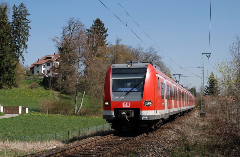 423 278 und 423 060 mit einer S-Bahn nach MWO in Hohensch�ftlarn (11.04.2007)