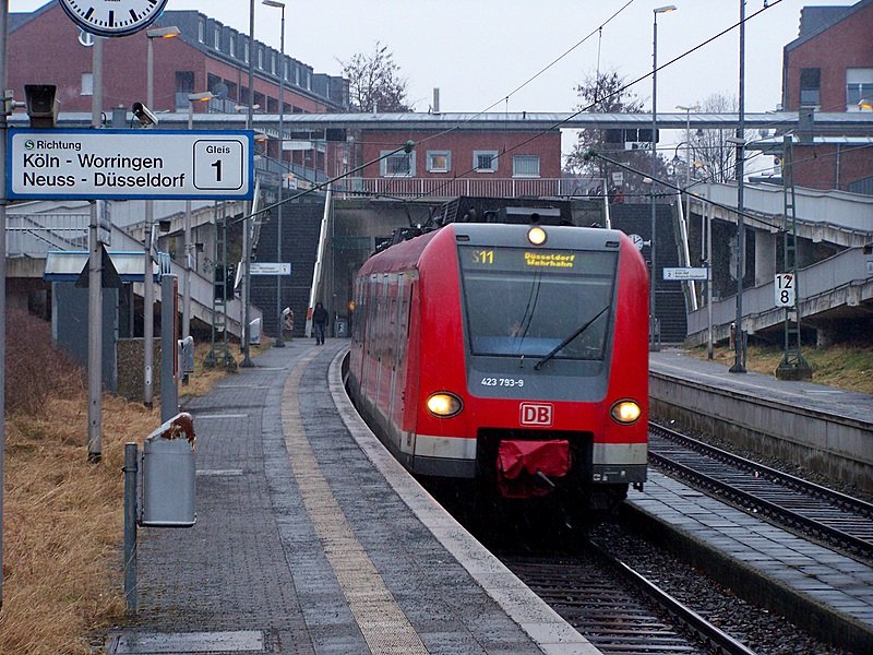 423 293/793 fhrt bei starken Regen in K-Blubemberg ein. 15.02.09