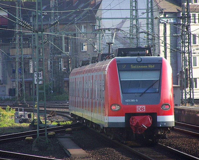 423 295/795 f�hrt als S7 aus dem D�sseldorfer Hbf herraus in Richtung Solingen Hbf. 20.05.08