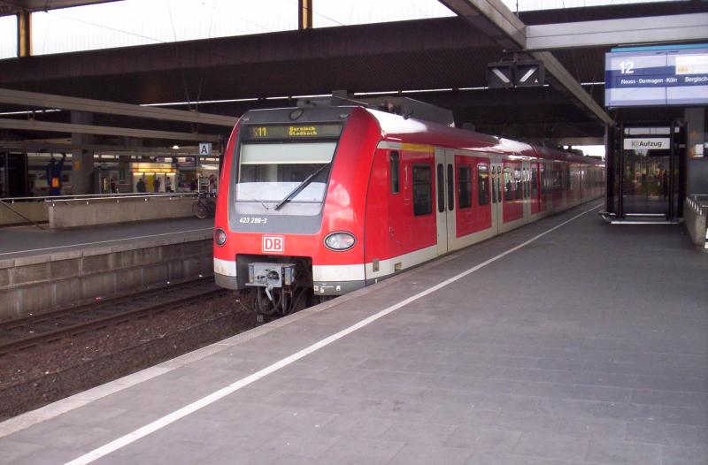 423 296 steht am 29.05.2005 in Dsseldorf Hbf und wartet auf die weiterfahrt nach Bergisch Gladbach.