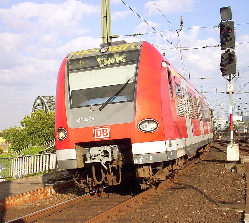 423 297/797 als S11 nach D�sseldorf-Wehrhan bei der Einfahrt von K�ln Hbf bei Sonnigem Wetter(�berarbeitete version)