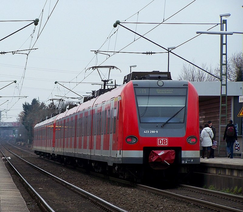 423 298/798 gemeinsam mit 423 250/750 gerade nach seiner Ankunft aus Bergisch Gladbach in K-Holweide. 15.02.09