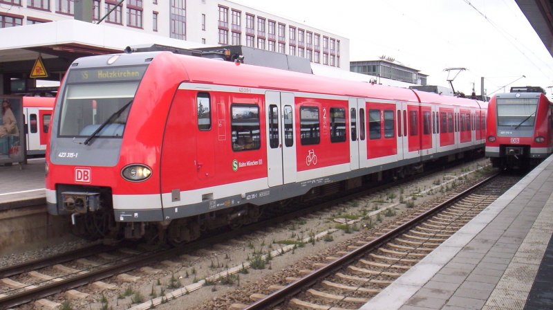 423 315/815 steht als S5 nach Holzkirchen im Mnchener Ostbahnhof und wartet auf die Abfahrt. 24.03.2007