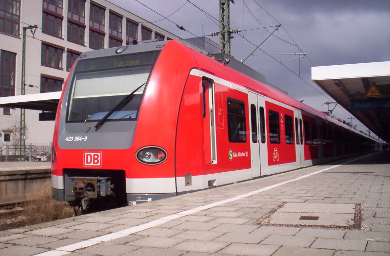 423 364/864 kommt grade als S6 aus Hhenkirchen-S, wendet am Ostbahnhof und fhrt jetzt ber die Stammstrecke nach Tutzing. 24.03.2007