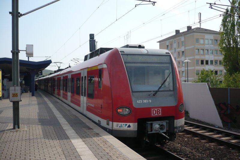 423 383-9 als S-Bahn-Linie S8 (Wiesbaden Hbf-Hanau Hbf) steht am 12.04.09 in Offenbach-Ost auf Gleis 2 abfahrbereit.Nchster Halt ist 
Mhlheim/Main