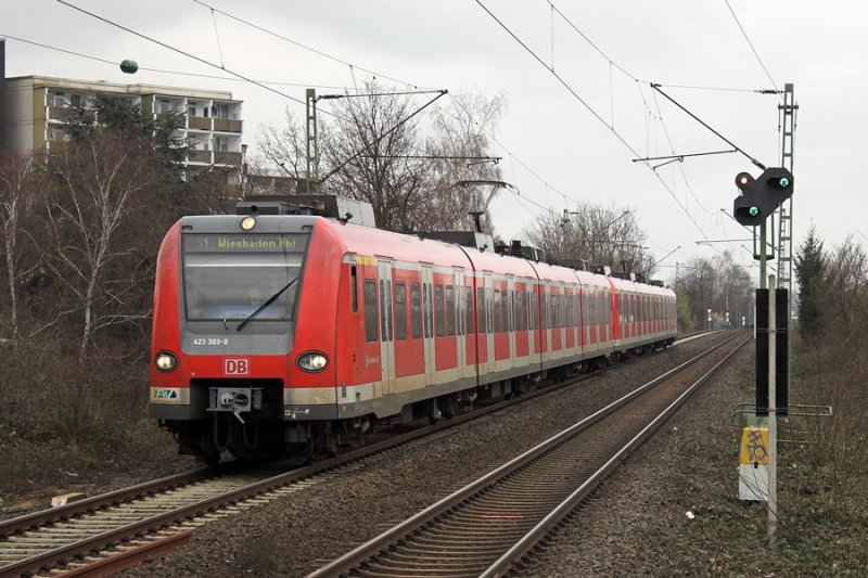 423 383 ist hier auf der S1 nach Wiesbaden unterwegs und fhrt den Haltepunkt Frankfurt-Nied an.