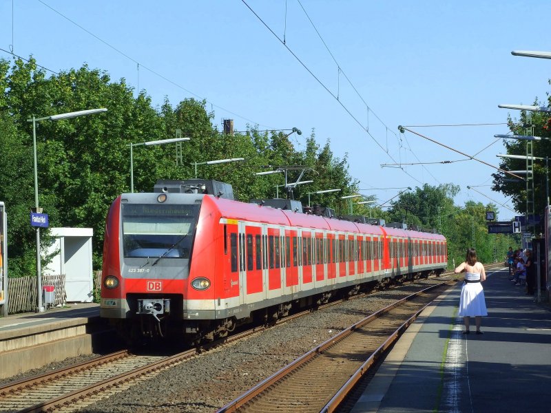 423 387 und ein weiterer 423 sind am 15.8.2009 als S2 auf dem Weg nach Niedernhausen, Bild zeigt sie bei der Einfahrt des Haltepunkts Nied