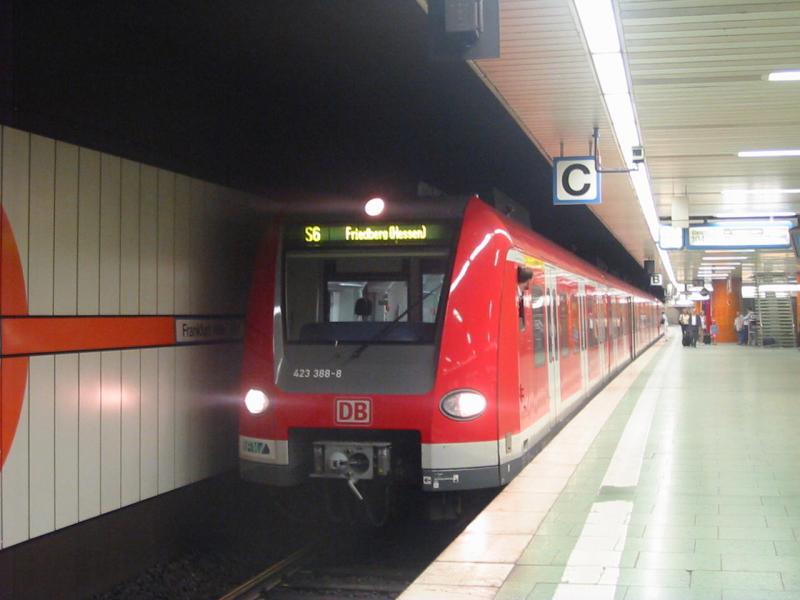 423-388 als S6 nach Langen (Hessen) am 31.8.2005 in Frankfurt a. M. (Tief).