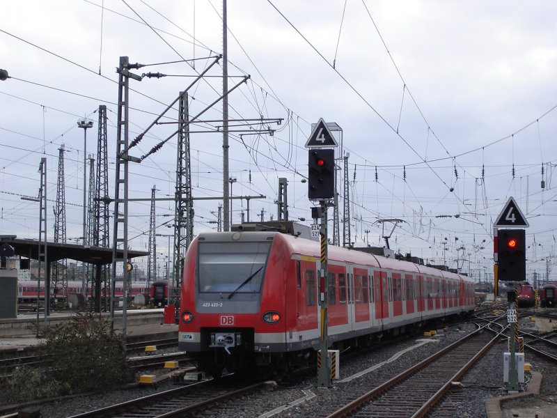 423 433 fhrt gerade als S1 nach Frankfurt-Hchst aus dem Frankfurter Hbf aus. (Januar 2007)