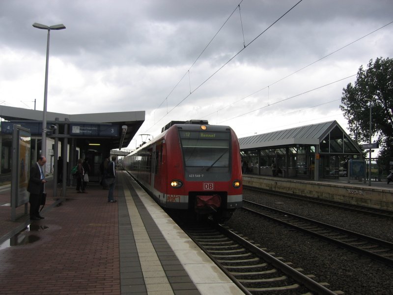 423 548 f�hrt am 26.06.2007 als S12 von D�ren nach Hennef(Sieg) in den Bahnhof Porz-Wahn ein.