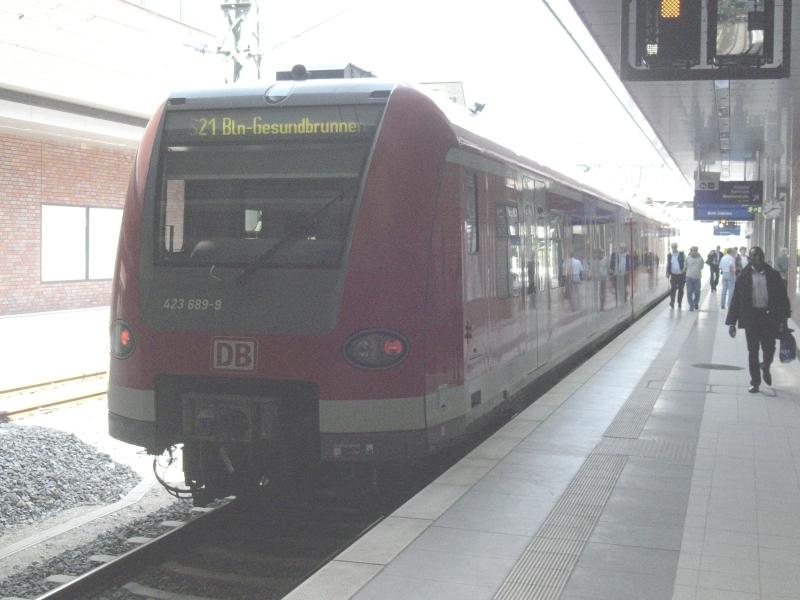 423 689-9 als WM Shuttle S21 zwischen Gesundbrunnen & S�dkreuz /Papestra�e in Berlin zu Gast (hier in Gesundbrunnen zu sehen).
Insgesamt verkehren 2 Z�ge im 20 Minuten Takt zwischen den 4 Bahnh�fen.
2 Triebwagen sind eine Leihgabe aus M�nchen und der 3'e aus Frankfurt.