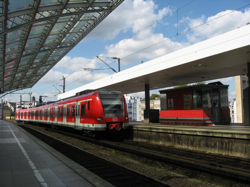 423 695-6 fhrt am 22. August 2009 mit der S13 nach Troisdorf im Klner Hauptbahnhof ein. Auch im Bild zu sehen ist das alte Aufsichtsbeamtenhuschen.