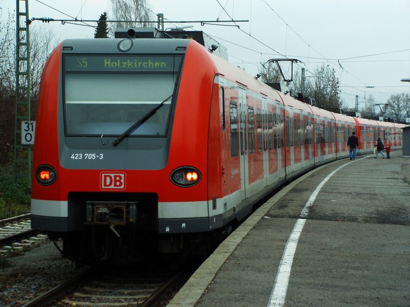 423 705 der S-Bahn Mnchen am 30.11.2006 kurz vor der Abfahrt in Herrsching