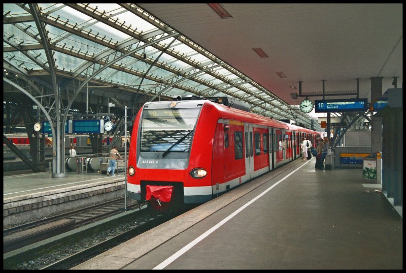 423 745 steht am Morgen des 27.05.07 um 9.42 Uhr auf Gleis 10 und wartet auf die Weiterfahrt nach Troisdorf.