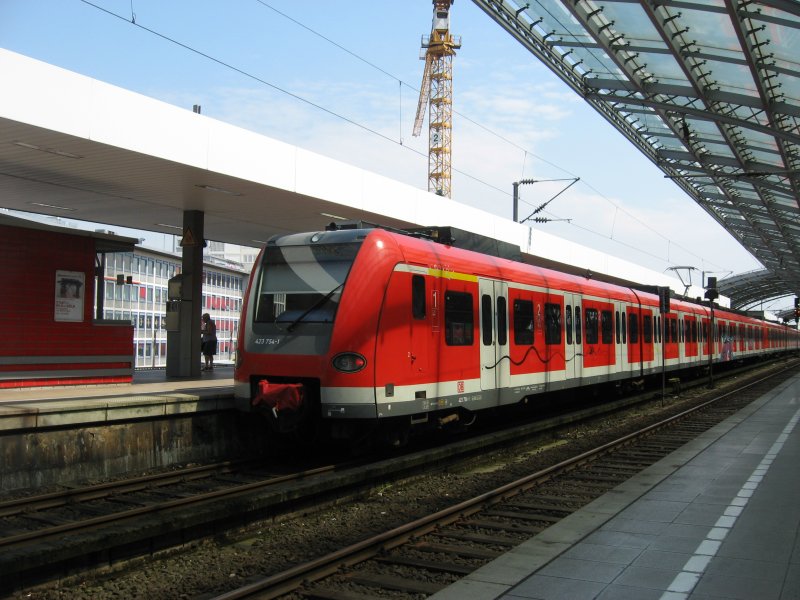 423 754-1, wurde am 11. Juni 2007, unterwegs auf der Linie S 11 nach Bergisch-Gladbach, am Klner Hbf gesehen. 