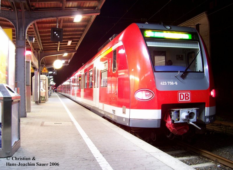 423 756-6 der S-Bahn bei Nacht in Solingen Ohligs am 30.09.2006.