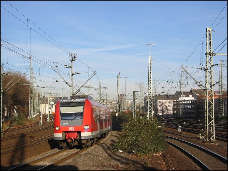 423 795 f�hrt am 15.12.2006 als S11 nach Bergisch Gladbach aus Richtung D�sseldorf Hbf kommend in den S-Bahn-Haltepunkt D�sseldorf-Friedrichstadt ein.