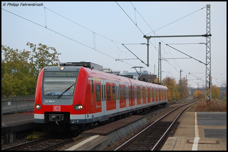 423 808-5 fhrt am 28.10.07 als S1 nach Plochingen, hier in Stuttgart-Untertrkheim aufgenommen.
