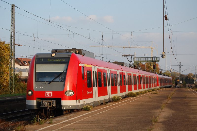 423 824-2 und ein weiterer Kollege fuhren am Abend des 13.10.07 die S1 nach Herrenberg, hier bei der Einfahrt in Esslingen-Oberesslingen.