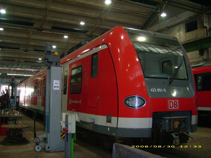 423 851 der S-Bahn Mnchen zur Untersuchung im SFW Delitzsch. Fotografiert am 30.08.08 in der Untersuchungshalle.