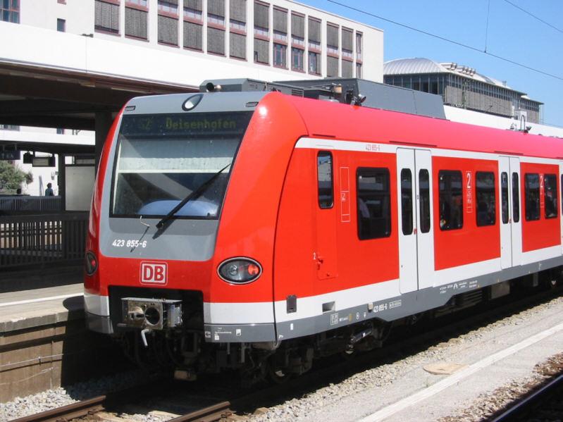 423 855, eingesetzt in der Linie 2 der S-Bahn Mnchen, am 17.07.2004 in Mnchen Ostbahnhof. 