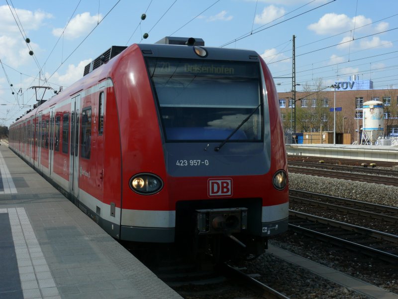 423 957-0 mit der S 20 nach Deisenhofen beim Aufenthalt  in der S-Bahn Station Heimeranplatz, 7.4.2009