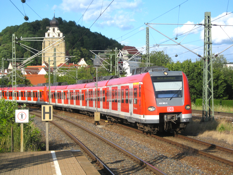 423 962-0 fhrt mit 2 weiteren 423ern am 25. Juli 2009 in Herrenberg ein.
