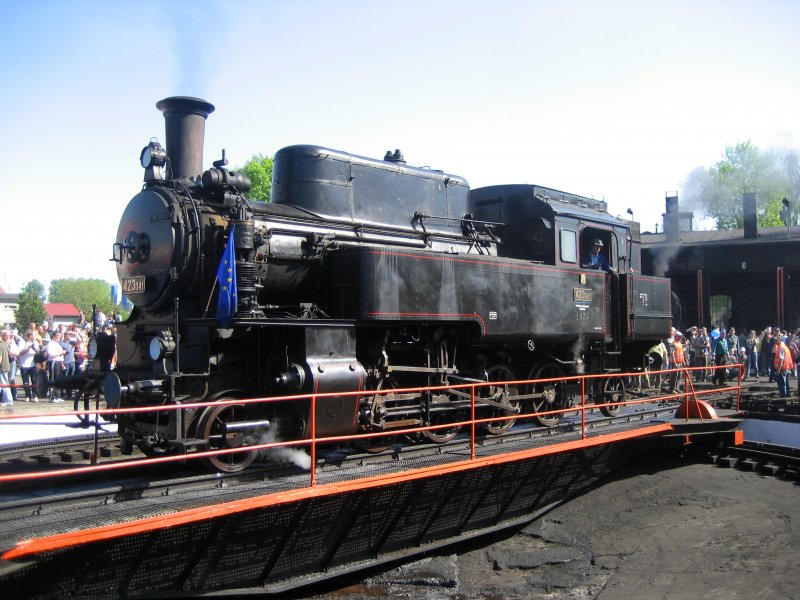 423.041 auf der Drehscheibe am 02.05.2009 in Wolsztyn.