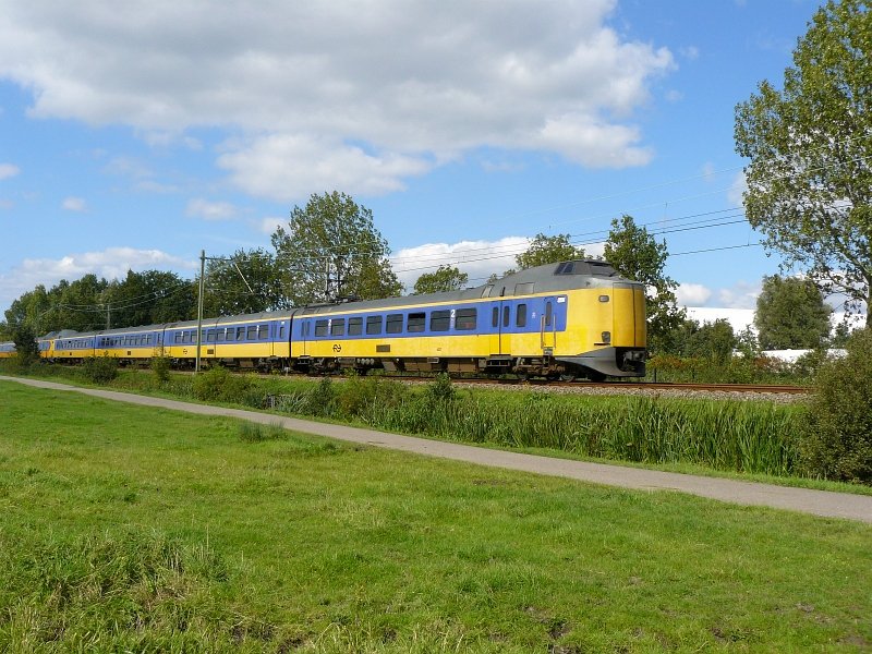 4237 und 4030 als IC von Leiden nach Utrecht fotografiert bei Leiden am 14-09-2008.