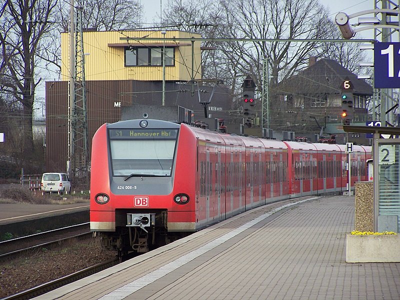 424 006/506 und 424 028/528 verlassen als S1 in Richtung Hannover Hbf. 08.03.08