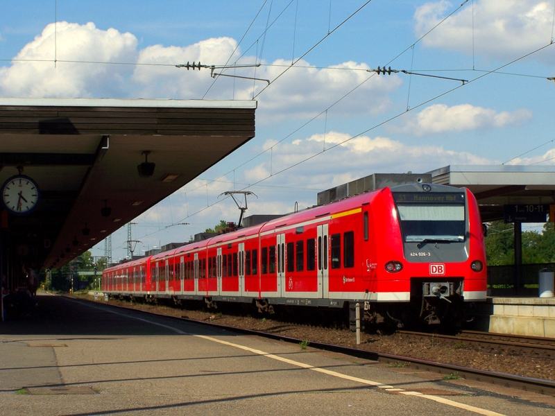424 026/526 und 424 017/517 stehen gemeinsam als S1 in Minden(Westf) bereit um sich um 16:35 auf den Weg nach Hannover Hbf zu machen. 31.07.09