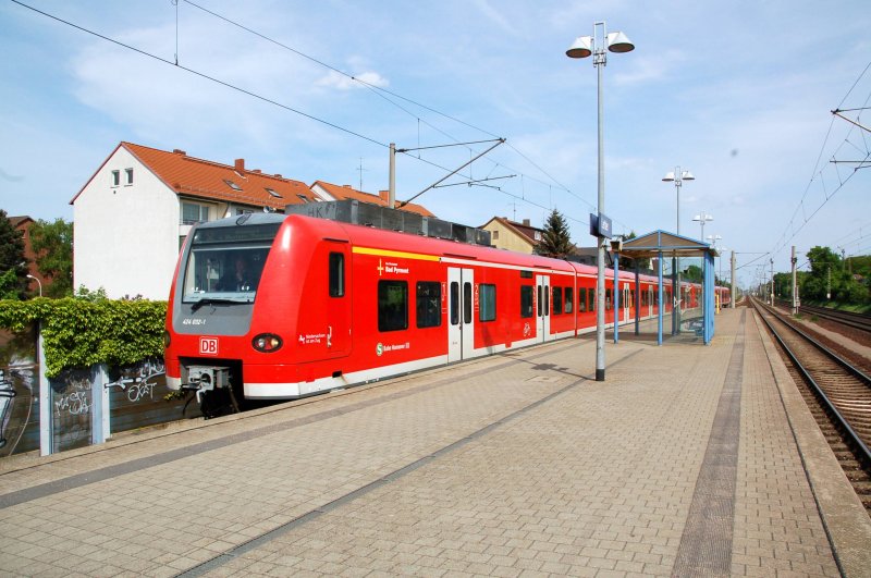 424 032 ist am 09.05.09 als S2 nach Nienburg(Weser) unterwegs, als sie in den S-Bahnhof Letter einfhrt.