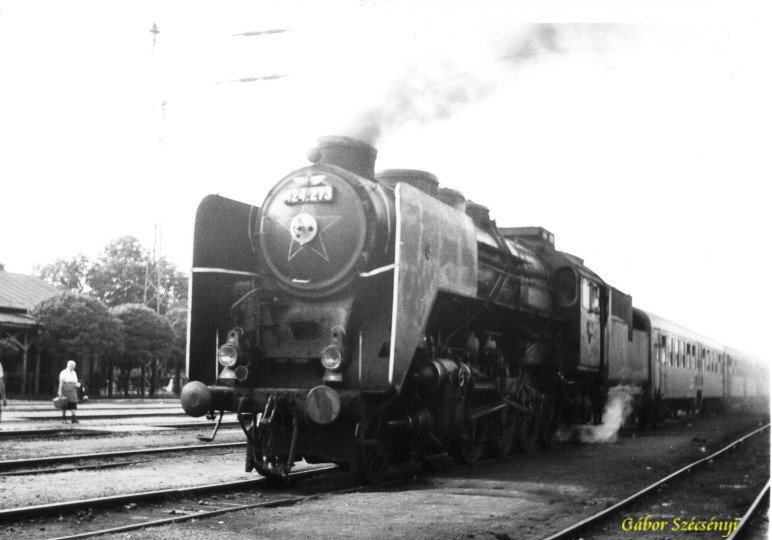 424 273 mit einem Pendelzug in Rkospalota-jpest in 1973.
